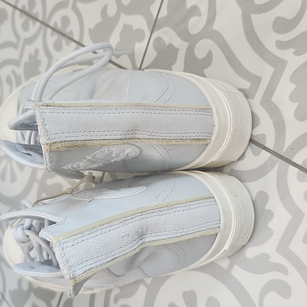 Never worn Converse - Picture 3 of 7